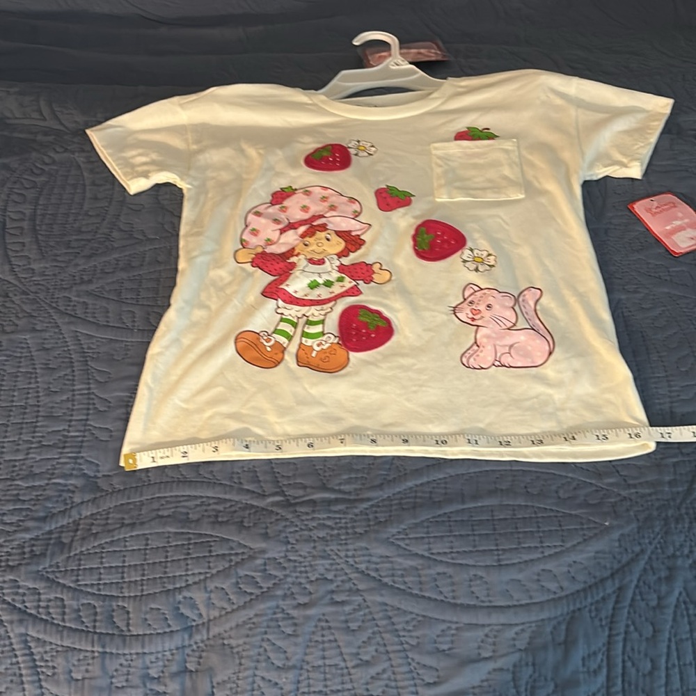 Strawberry shortcake short sleeved Girls T-Shirt with bracelet (NWOT) - Picture 9 of 9